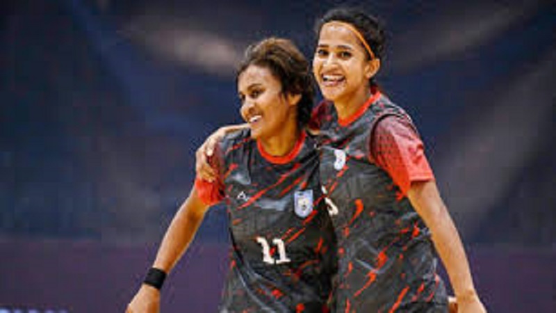 দুই গোলে পিছিয়েও দাপুটে জয়: সাফ ফুটসালে শ্রীলঙ্কাকে উড়িয়ে বাংলাদেশের নারী দল
